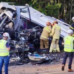 Colisão entre micro-ônibus e carreta deixa 23 mortos no Paraná; maioria das vítimas seguia para hospitais da Grande Curitiba