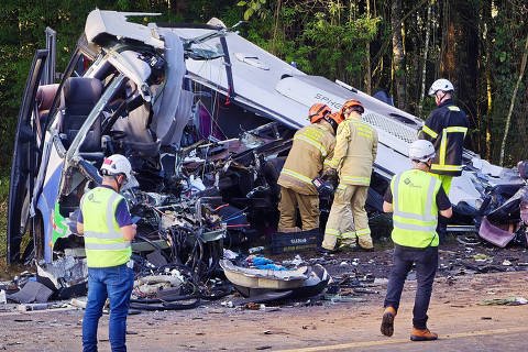 Colisão entre micro-ônibus e carreta deixa 23 mortos no Paraná; maioria das vítimas seguia para hospitais da Grande Curitiba