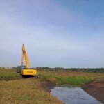 Prefeitura de São José dos Pinhais faz limpeza preventiva de canal no Miringuava