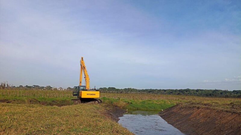 Prefeitura de São José dos Pinhais faz limpeza preventiva de canal no Miringuava