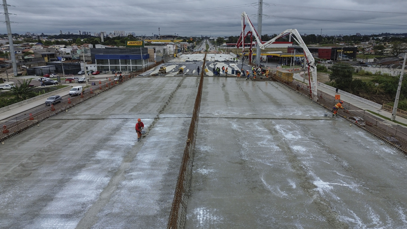 Novo viaduto entre Curitiba e Pinhais dá passo importante: concretagem do tabuleiro está concluída